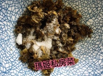 step2: 梅菜前一晚預先浸定👉🏻洗乾淨（因為梅菜好多沙）👉🏻揸乾水份👉🏻切粒👉🏻下油及糖醃一陣