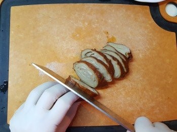 step7: 將麵筋切幼片成豬大腸狀。