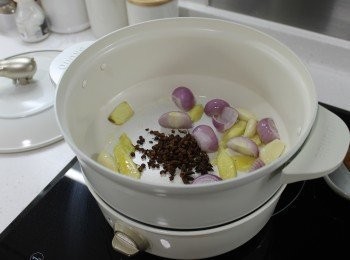step3: 取一鍋子燒熱油，放入薑片、蒜瓣、蔥白、花椒粒和八角爆香。
