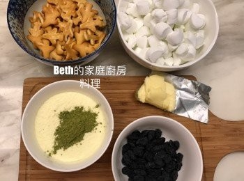 step1: 棉花糖切小塊，奶粉抹茶粉拌勻