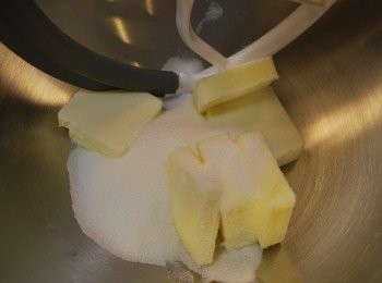 step1: 於攪拌缸中將奶油與白砂糖混合均勻，打發至顏色泛白羽絨狀