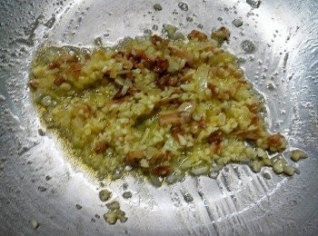 step3: 蒜蓉以牛油爆香，加入菇蒂碎及洋蔥碎同炒。