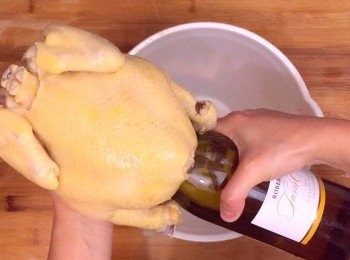 step8: 把冷卻好的雞身拿出，插上玻璃瓶，風乾最少3小時（這是老爸的秘技，皮乾身帶啫喱的雞肉是最好吃的！）
最後把風乾好的雞拿出來去骨切件即可