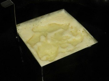 step8: 熱一平底鍋，鍋內與蛋圈內圈塗上沙拉油，將蛋圈放入鍋內，舀入適量的麵糊，並將麵糊攤平，快好時將蛋圈取下，<span class="group_2">餅皮</span>起鍋，再一樣的步驟做第二個麵皮