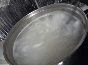 step4: 蓋上鍋蓋, 開大火, 約 8-10 分鐘直到水煮滾, 打開鍋蓋轉細火, 下薑絲, 用勺子順時針慢慢攪拌約 10 分鐘