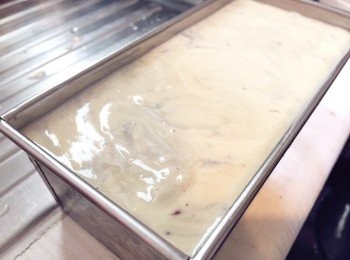 step7: 蛋糕糊填滿焗模內約8成。　