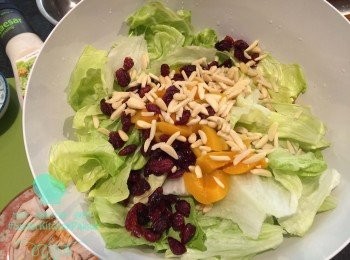 step4: 4. 準備一個沙律碗，先放生菜，再將其他材料倒埋一齊