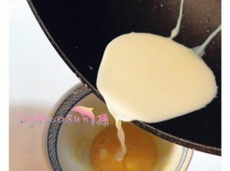 step6: 牛奶加入香草精.小火煮沸分次倒入蛋黃糊