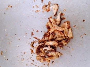 step3: 紅蔥酥放入鍋中炒香後將步驟2的香菇擰乾水分放入一起炒香起鍋備用