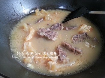 step8: 1小時後將牛展盛起切件放回鑊中