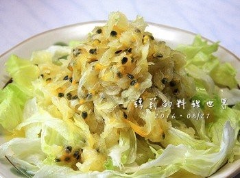 step3: 將萵苣洗淨瀝乾後剝成適口大小。
盤中先鋪上一層萵苣再將醃漬好的苦瓜放上去
淋上醃漬苦瓜裡的醬汁即可上桌。

試試看，其實連我都覺得蠻好吃的喔！