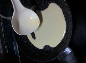 step6: 用一個6吋平底易潔鑊，先用中火燒熱鑊,再轉最細火，不用放油，倒一勺麵糊倒入鑊中,慢慢倒入麵糊,用慢火煎到開始見有煙出現後,面部份開始凝固便拸開煎鑊(用6寸煎鑊可保持每一塊皮尺寸都可以一樣大少)