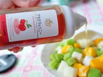 step3: 先將蔬果丁拌勻，再取出可愛的造型及貼心縮口的櫻桃蜜，隨意的擠出適當的份量♥