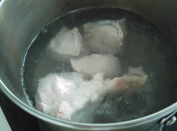 step1: <a href="https://bit.ly/3ANJVUp" target="_blank" data-keyword="豬展" class="guide-link"><strong>豬展</strong></a> <span style="display:inline-block;vertical-align:middle;margin-top:-3px;color:initial;border-radius:3px;padding:2px 3px;font-size:12px;line-height:14px;background:#87d300;color:#fff;">即買</span> 肉汆水備用,將印度椰子切薄片,粟米紅蘿蔔斬一舊舊,南北杏浸軟,薑去皮切薄片一片, 蜜棗洗淨。