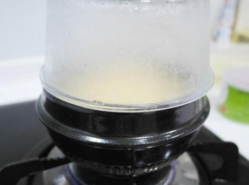 step5: 取一玻璃碗蓋上!!要完全包覆住小鍋子喔~接著蛋會慢慢澎起!!!澎到一定高度後就可以熄火撒上蔥花,黑胡椒及白芝麻即完成^^