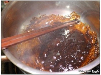 step3: 之後再倒入<span class="group_2">滷汁Ａ</span>部份的所有才料，攪拌至溶解後備用