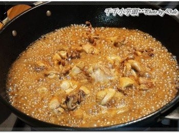 step6: 接著倒入一杯水蓋上鍋蓋將雞肉悶熟,煮沸後，打開鍋蓋開始收醬汁囉～