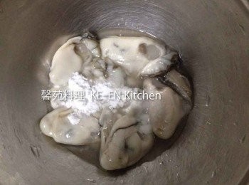 step2: 蚵仔用鹽、太白粉抓洗後冲洗乾淨
