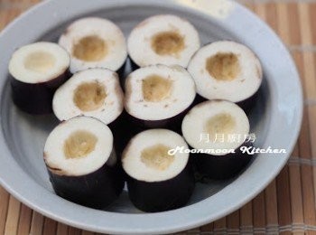 step2: 利用生果刮，在茄子中間刮出一小洞。