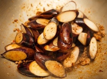 step4: 再來加入炒過的茄子、水和醬油煨煮。