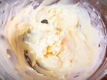 step2: 把已放室溫的奶油打至發白