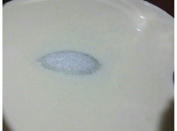 step3: 鍋中加入低脂奶、忌廉和糖，用慢火一併煮溶，煮至冒煙，即時熄火。