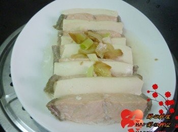 step5: 水燒開後放鍋中用中大蒸2~3分鐘關火悶3分鐘,取出去除蔥薑放青蔥和辣椒絲