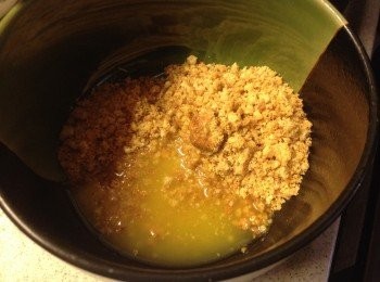 step2: 牛油放入微波爐加熱10秒變成溶液，加入消化餅碎後攪勻