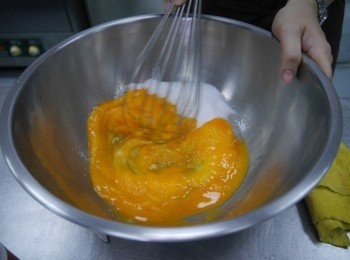 step16: 內餡: 2.拌勻全蛋及砂糖。