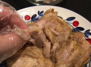 step3: 醃好之雞肉隔水蒸10-15分鐘, 蒸熟放涼便可以手撕開雞肉備用