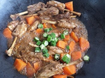 step6: 最後加入秋葵及椰汁煮8-10分鐘即可。
