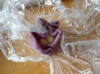 step19: 將一粒皮包上一粒榴槤肉,用手虎口位埋口