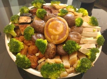 step4: 用油爆香南乳和腐乳加蘿蔔水和冬菇水一同煮滾後倒入盤菜,如不足夠<span class="group_5">上湯</span>可用熱水加菇粉當<span class="group_5">上湯</span>使用。插入西蘭花裝飾。