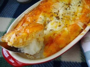 step4: 完成的薯泥烤蛋，趁熱享用風味最佳，因為馬鈴薯即是澱粉，不僅富有飽足感，也可取代米飯當一餐，偶爾換個口味也是挺不錯的。