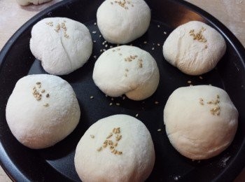 step5: 將小麵糰再次排氣，搓圓，排入烤盆中，再蓋上保鮮紙進行第二次發酵至1倍大。(約 30-60分鐘)