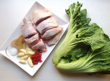 step1: 準備所有材料。土雞腿及雞翅切成塊狀,用熱水汆燙之後再用冷水沖洗(可洗去雞肉上的雜質,亦可讓雞肉口感更彈牙)。