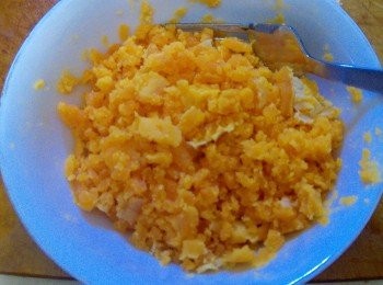 step2: 鹹蛋黃蒸熟後用叉子壓碎。