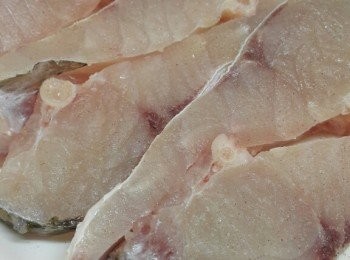 step1: 鯇魚腩洗淨抹乾後切開成數件,,用<span class="group_3">醃料</span>醃一陣