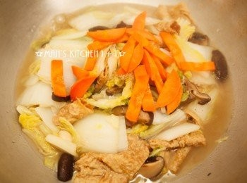 step4: 起鍋前再放入紅蘿蔔，與少許的鹽、糖調味就完成了。