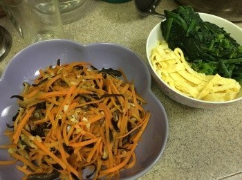 step5: 另一邊爐, 將菠菜烚熟, 準備好蛋絲