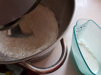 step11: 再搓皮:將各材料倒在工作枱上(油除外),中間開窩,慢慢加入牛奶將粉拌勻(今次我是用廚師機搓皮)