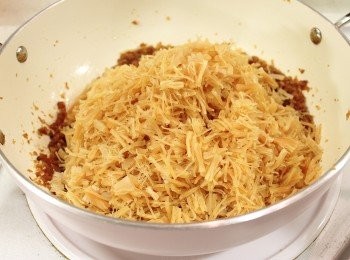 step7: 倒入乾貝絲拌炒，這時需要加相對較多的油份，同時要不斷翻炒。