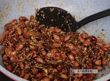 step5: 下煎好的魚乾兜匀，加入陳醋，再下白芝麻和花生兜勻，完成！