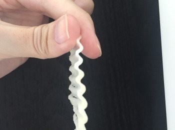 step1: 將薯仔去皮, 然後用刨片機將薯仔變成一片片簿簿的薯片.