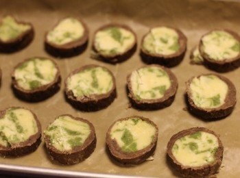 step12: 12.焗盆上放上焗爐紙，將曲奇排好，每塊之間預留空間。