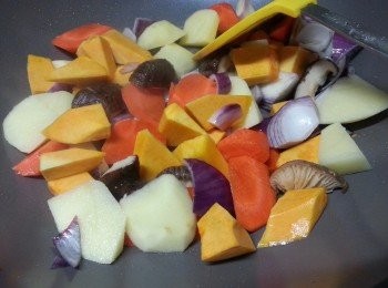 step8: 再加入薯仔.南瓜.洋蔥.甘筍.冬菇炒勻