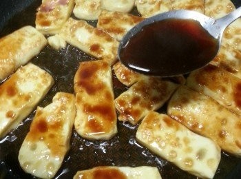 step3: 豆腐煎香後,加入照燒汁拌勻
