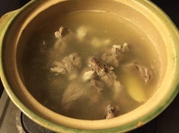 step2: 雞湯加水煮滾後, 加入牛腩, 慢火煮1小時