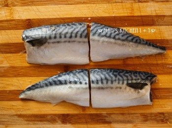 step1: 先將鯖魚剖半後切成四等份。