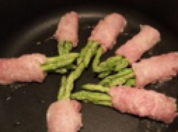 step4: 順著卷起就可以，不粘鍋倒入少許的油，放入做好的蘆筍卷。